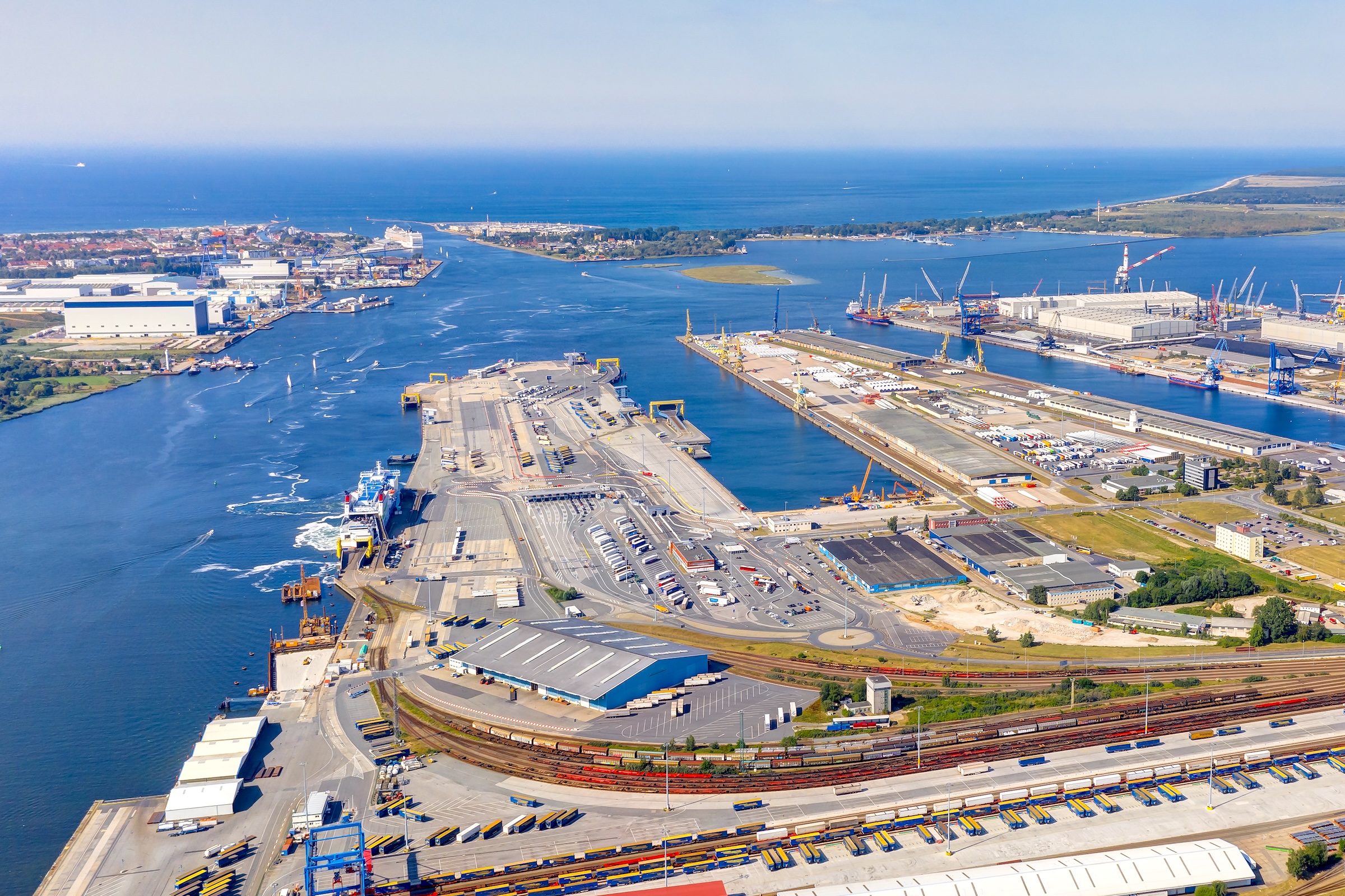 Luftbild vom Fährhafen Rostock